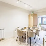 Modern Family With 3 Bedrooms And 2 Bathrooms For 6 People