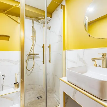 Modern Family With 3 Bedrooms And 2 Bathrooms For 6 People