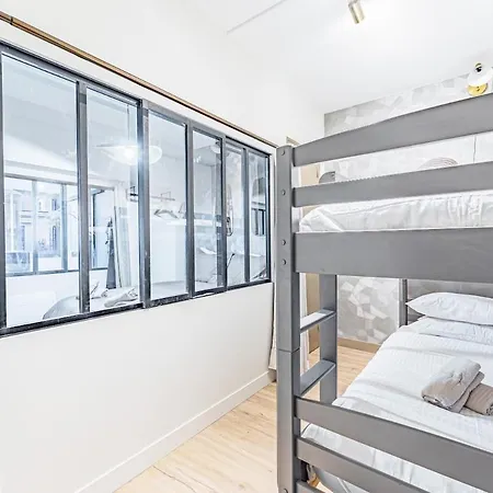 Modern Family With 3 Bedrooms And 2 Bathrooms For 6 People