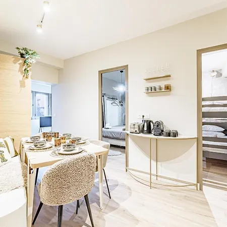 Modern Family With 3 Bedrooms And 2 Bathrooms For 6 People Paris